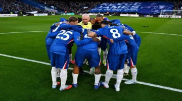 لقطة طريفة لحكم مباراة تشيلسي ونيوكاسل تثير تفاعلاً واسعاً في الدوري الإنجليزي